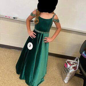 Tiffany Princess green pageant dress little girl size 10, velvet